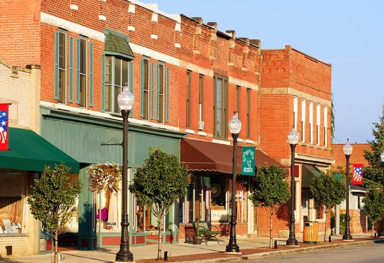 Shops,And,Businesses,On,The,Main,Street,Of,Bedford,,Ohio